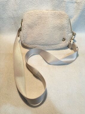 Lululemon Everywhere Fleece Belt Bag 1L Fleece White Opal/Gold